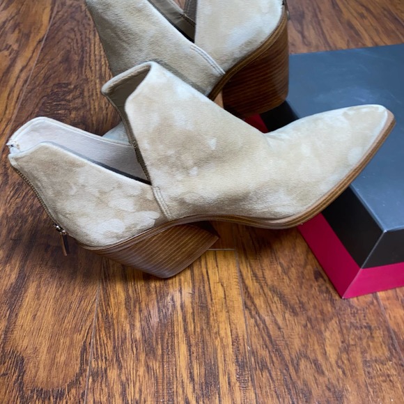 Vince Camuto Gigietta split shaft bootie, 8. NWOT - Picture 2 of 16